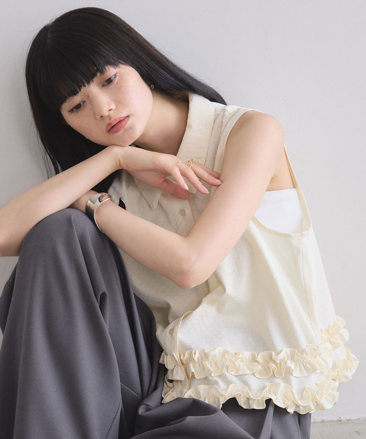 【オフィシャルサイト限定】ふくれドットジャガードフリルヘムブラウス