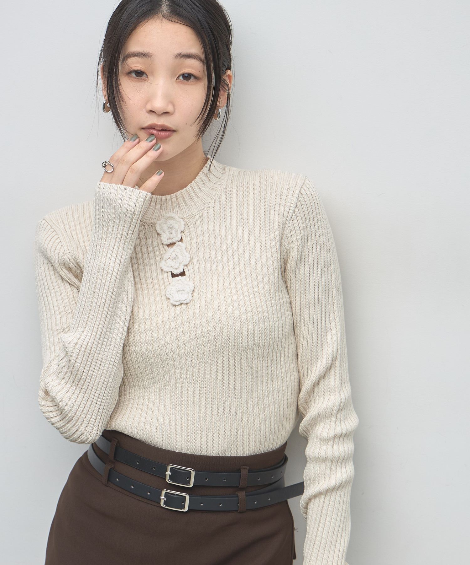 【オフィシャルサイト限定】2WAYかぎ針フラワー付きボトルネックプルオーバー