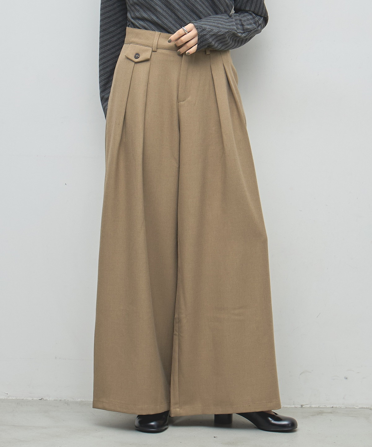 【オフィシャルサイト限定】ゆったりシルエットタック入りワイドパンツ
