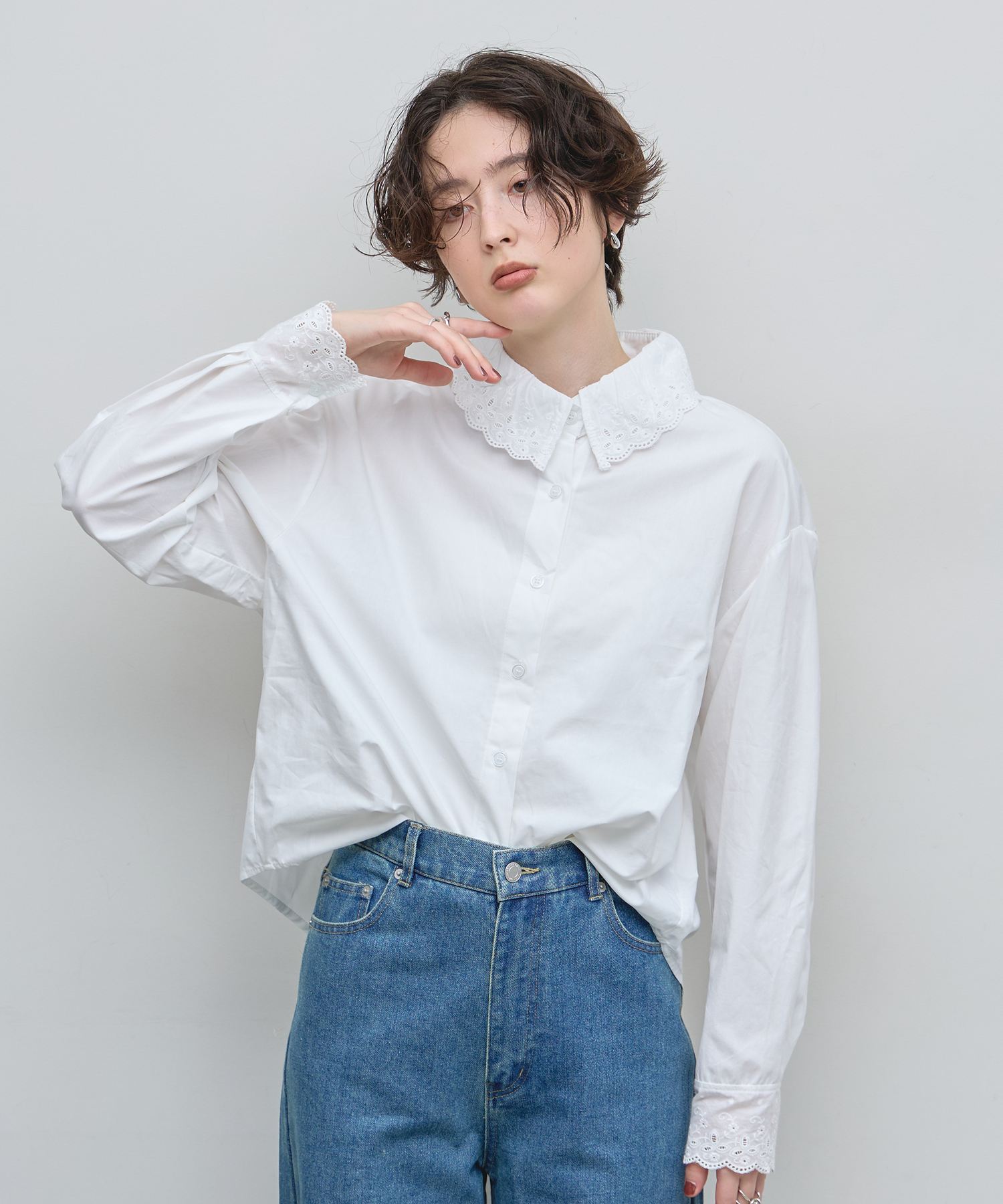 【オフィシャルサイト限定】ピンタックハイネックレース前ボタンブラウス