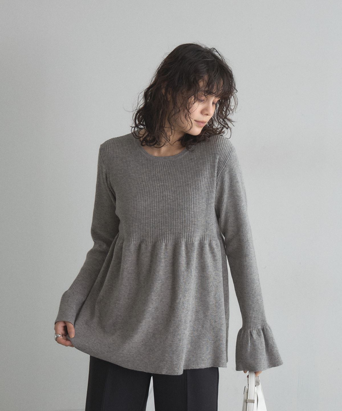 10月14日オフィシャルサイト限定少量再販！フレアスリーブペプラムニット