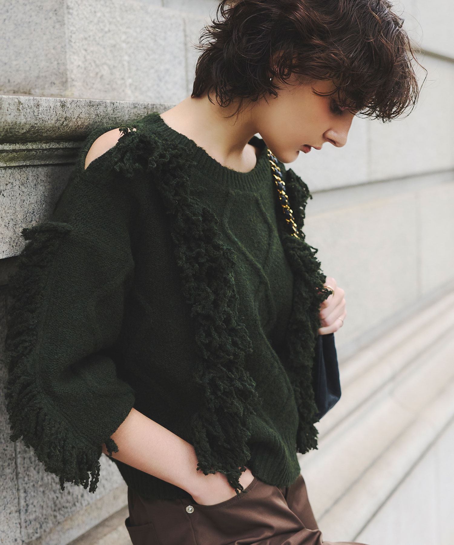 【ARVELLIA】FRINGED SHOULDER-CUT KNIT