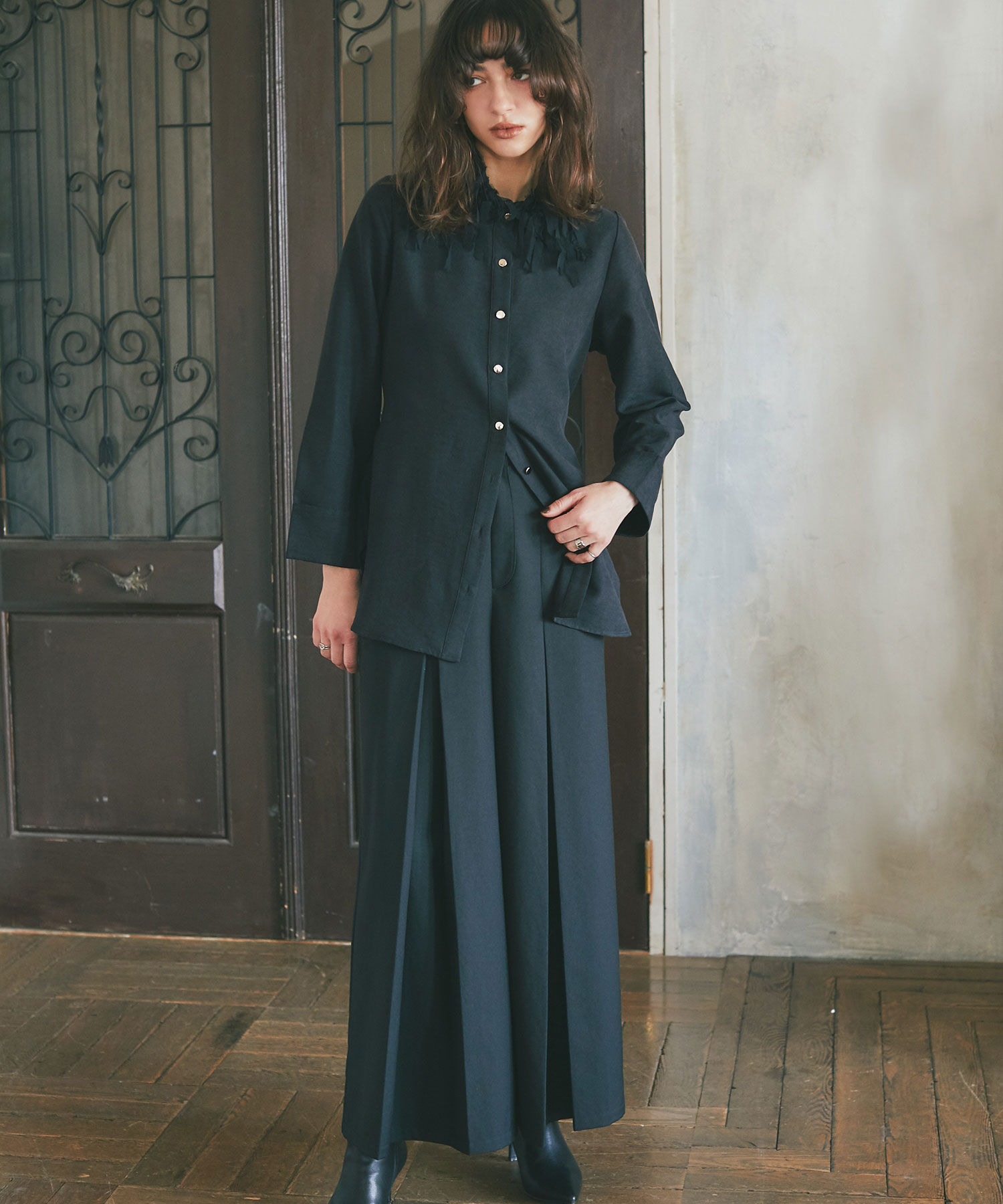 ARVELLIA｜  SHARP EDGE HIGH-WAIST PANTS