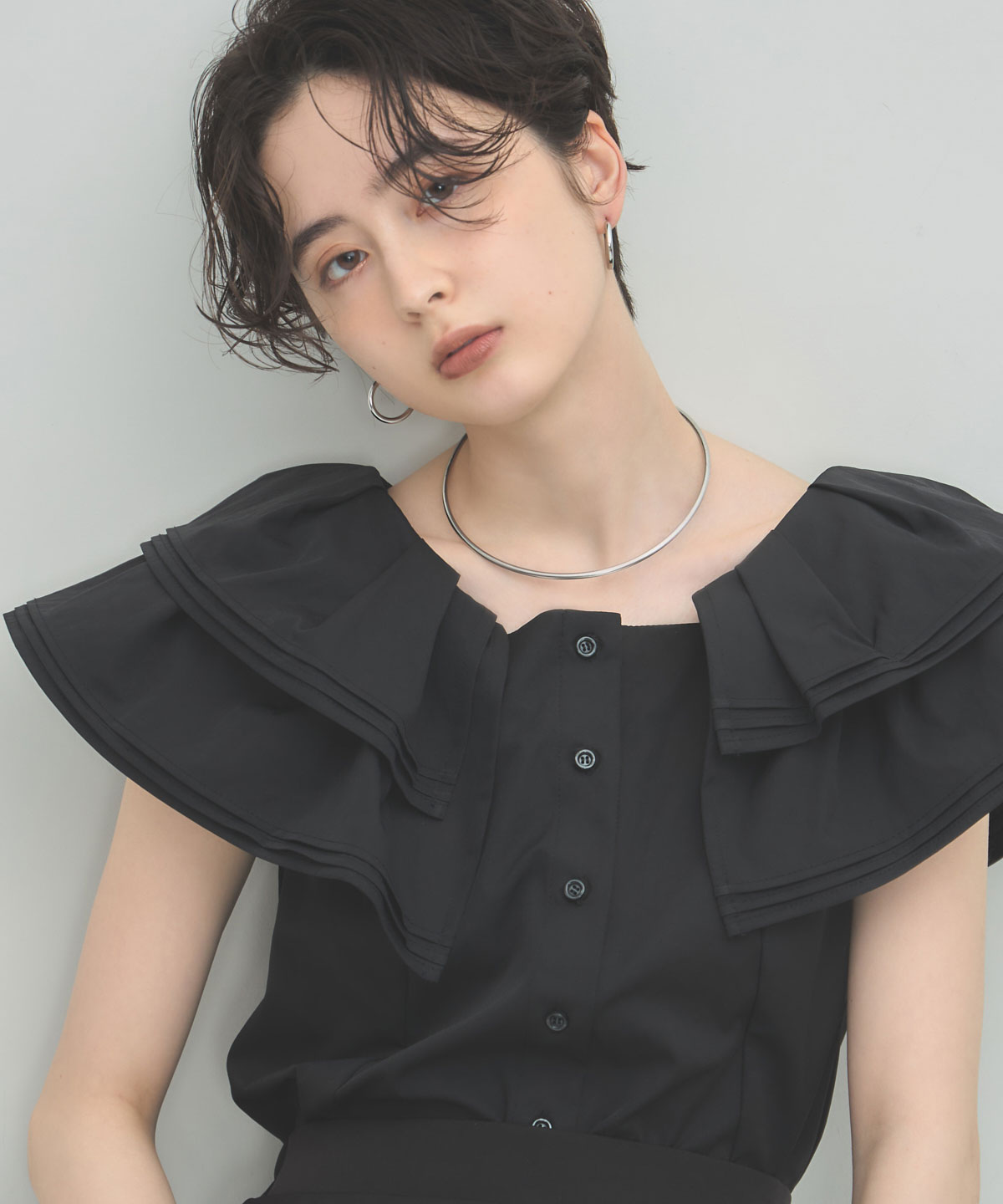 【ARVELLIA】PINTUCK RUFFLE BLOUSE