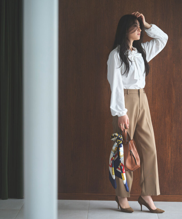 フリルネックギャザーブラウス