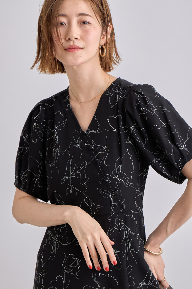 成瀬愛里さん着用】モノトーンフラワーカシュクールワンピース 