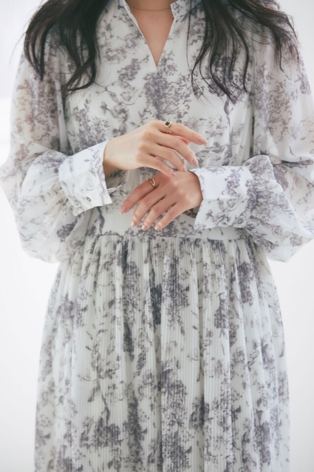 タグ付✨️定価14万 ARTS&SCIENCE 近年 ヘキサゴンフラワーワンピ Takakoさん着用】シアーフラワープリーツワンピース