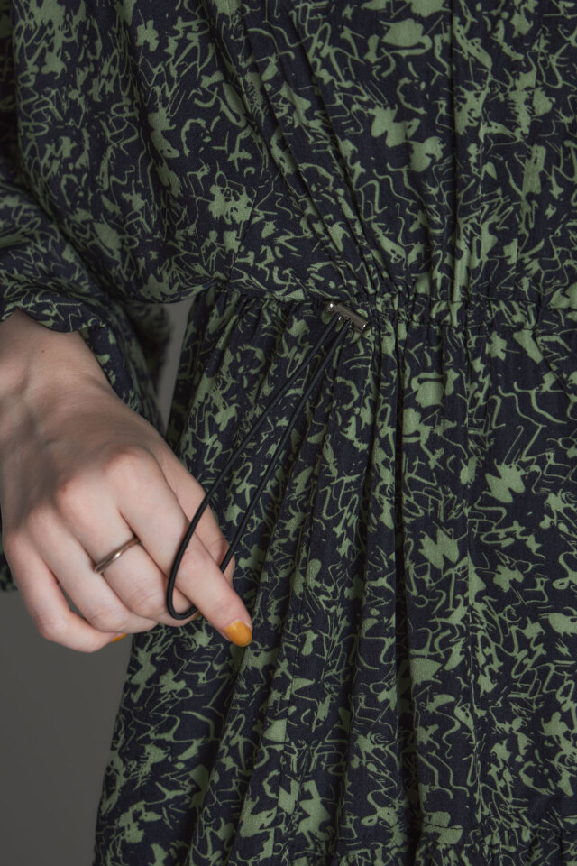 オトなつ　マティス ニュアンスパターンドロストワンピース