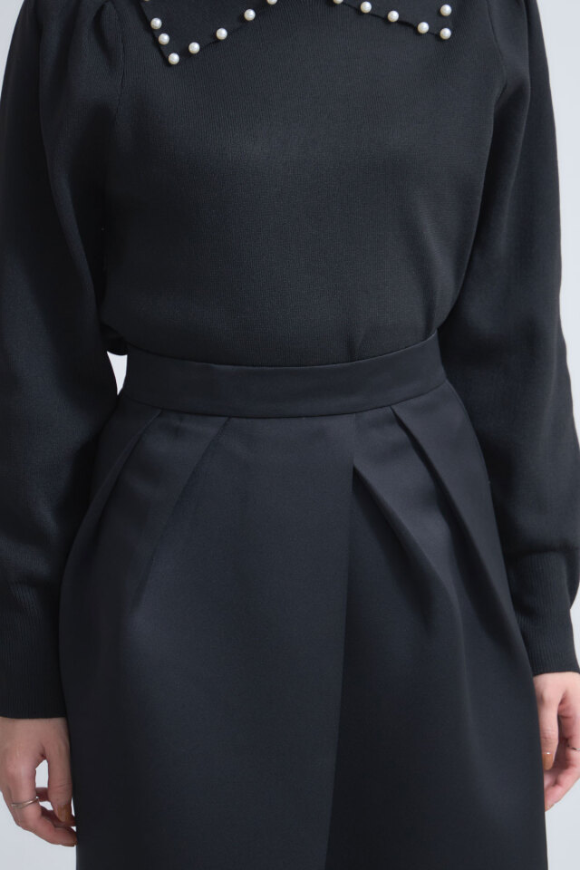 タックデザインサテンストレートスカート