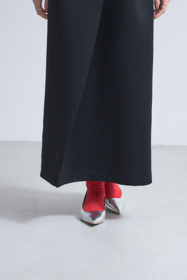 タックデザインサテンストレートスカート