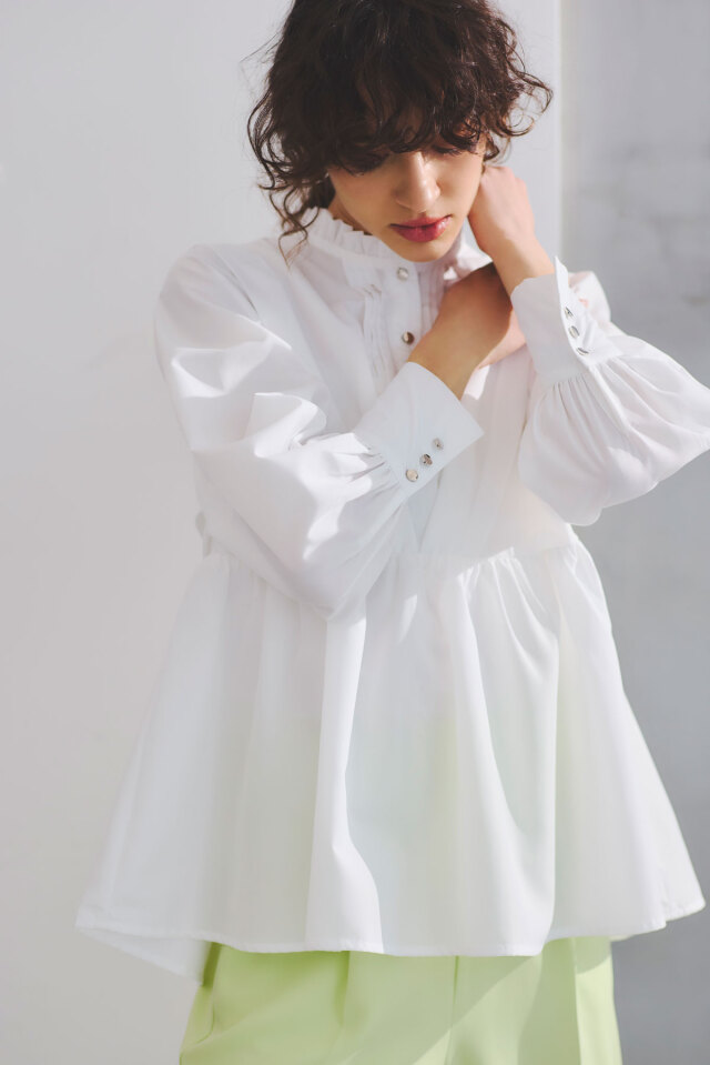 ショルダータックフリル衿ブラウス