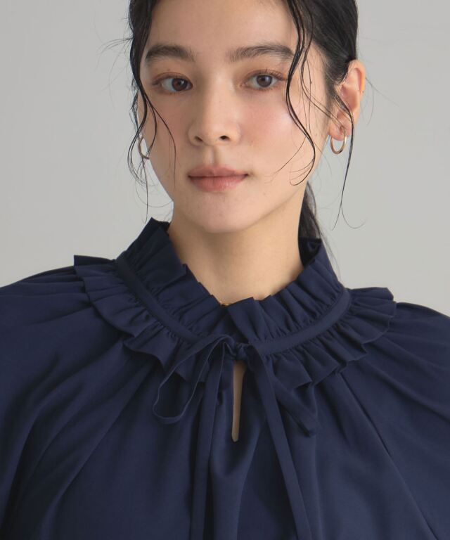 フリルカラーブラウス