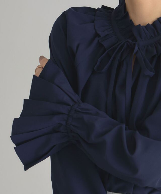 フリルカラーブラウス