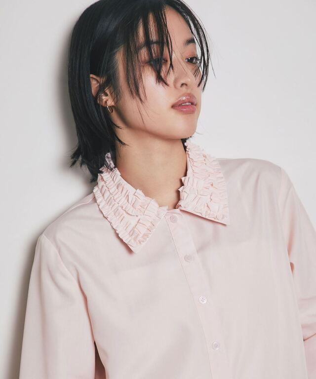 フリルカラーブラウス