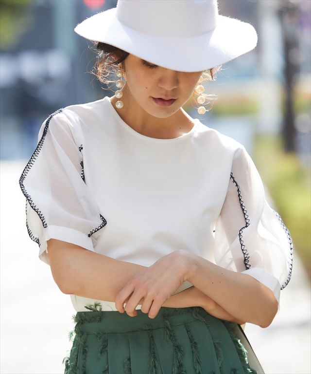 デザイン刺繍バルーンスリーブトップス