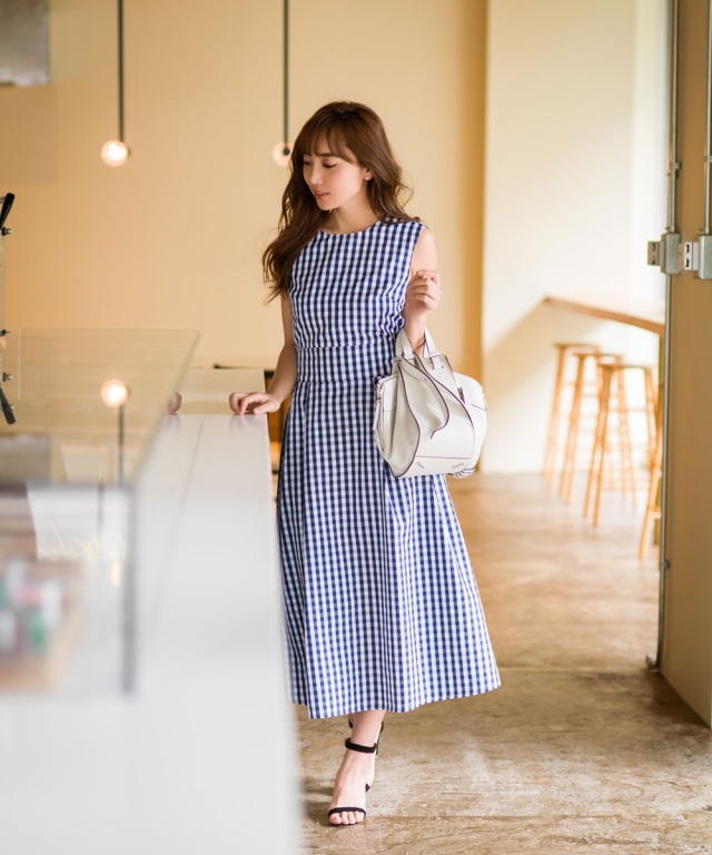 岡部あゆみさん着用 ギンガムチェックバックボタンワンピース
