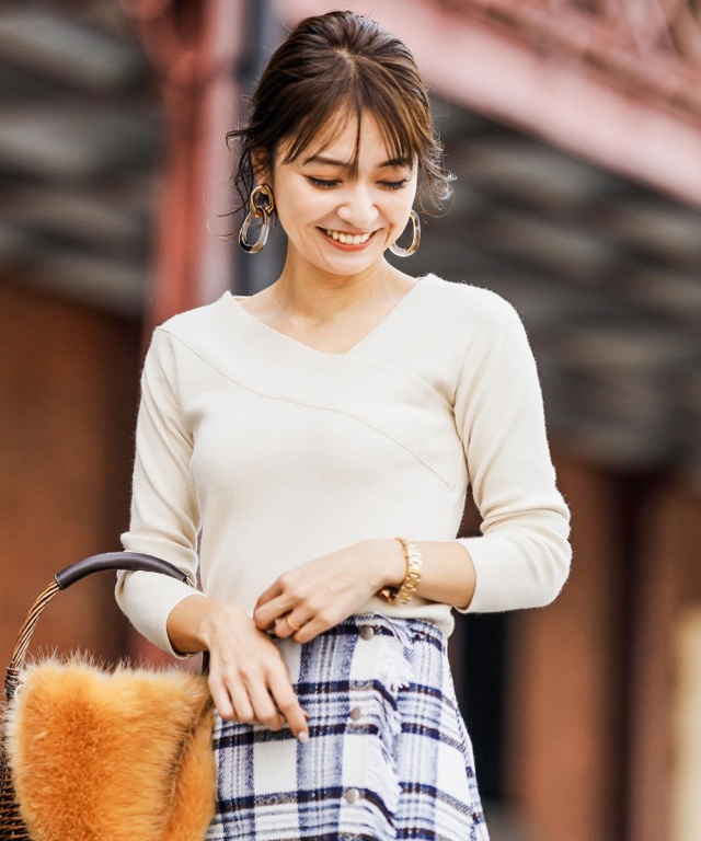 成瀬愛里さん着用 アシンメトリーネック総針ニット