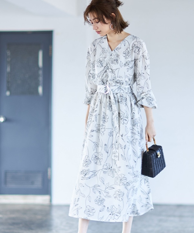 モノトーンフラワーvネックギャザーワンピース