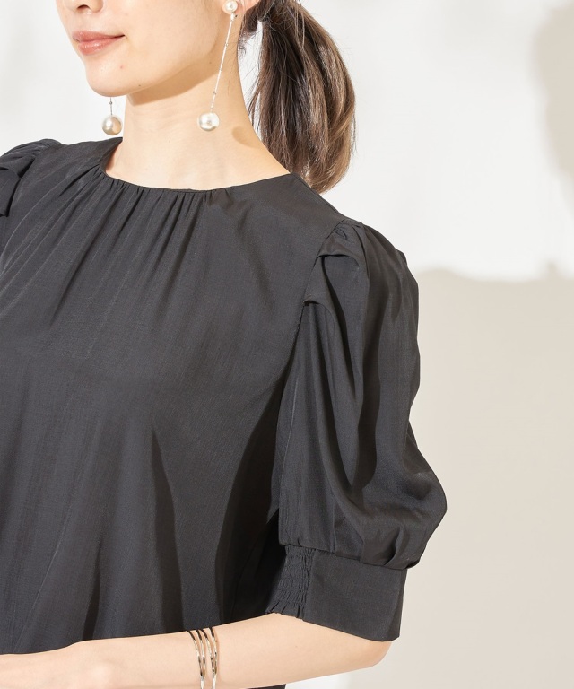 パフスリーブギャザーネックブラウス