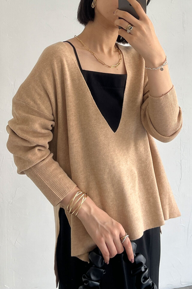 深Vネックニットプルオーバー