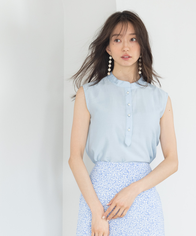 パールボタンスタンドカラーブラウス