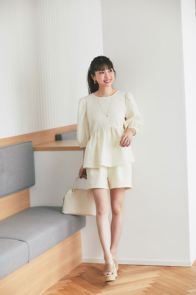 マシェリコラボ》エンボスペプラムブラウス