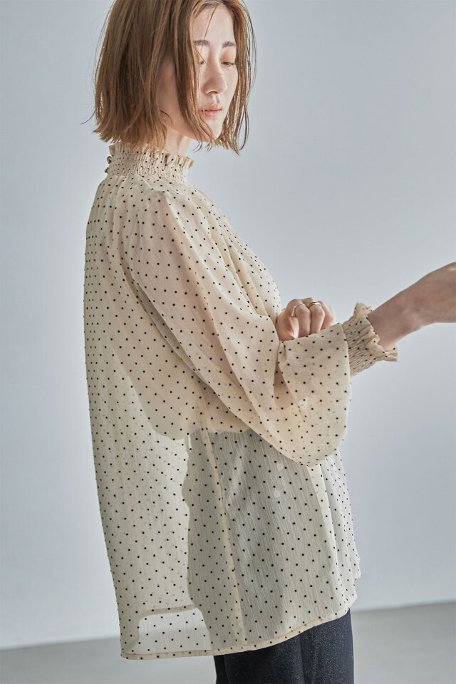 Takakoさん着用】フロッキードットシャーリングブラウス