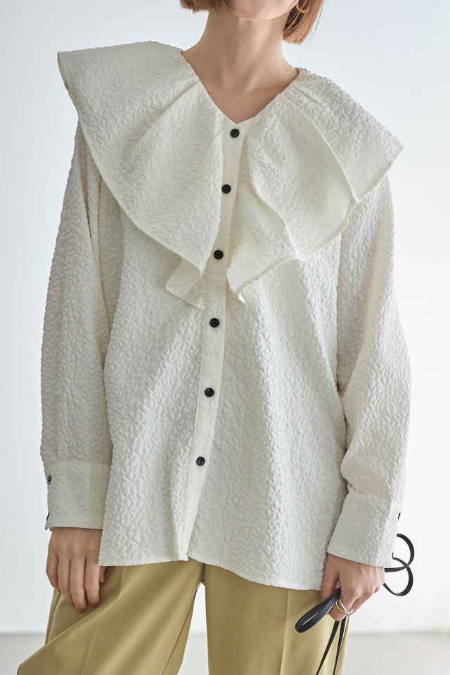 ふくれジャガードラッフルブラウス