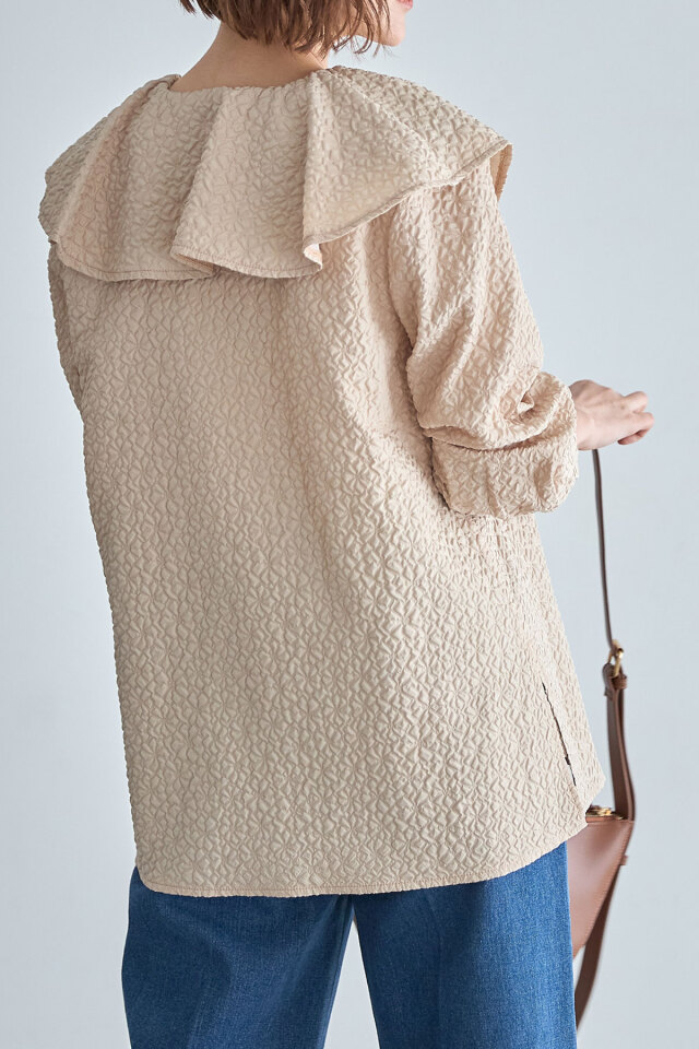 ふくれジャガードラッフルブラウス