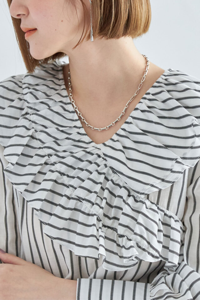 シアーストライプラッフルブラウス