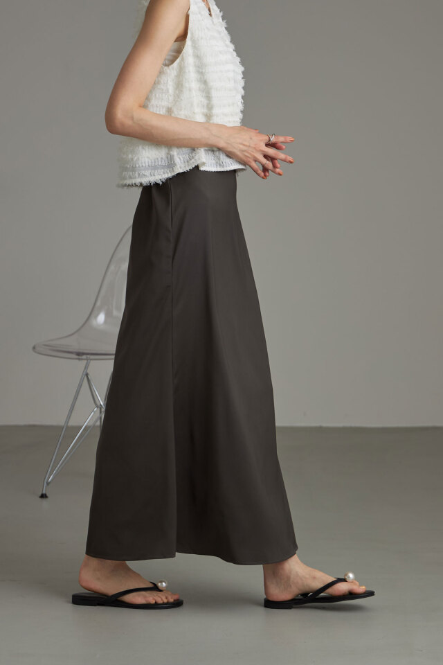 サテンナロースカート