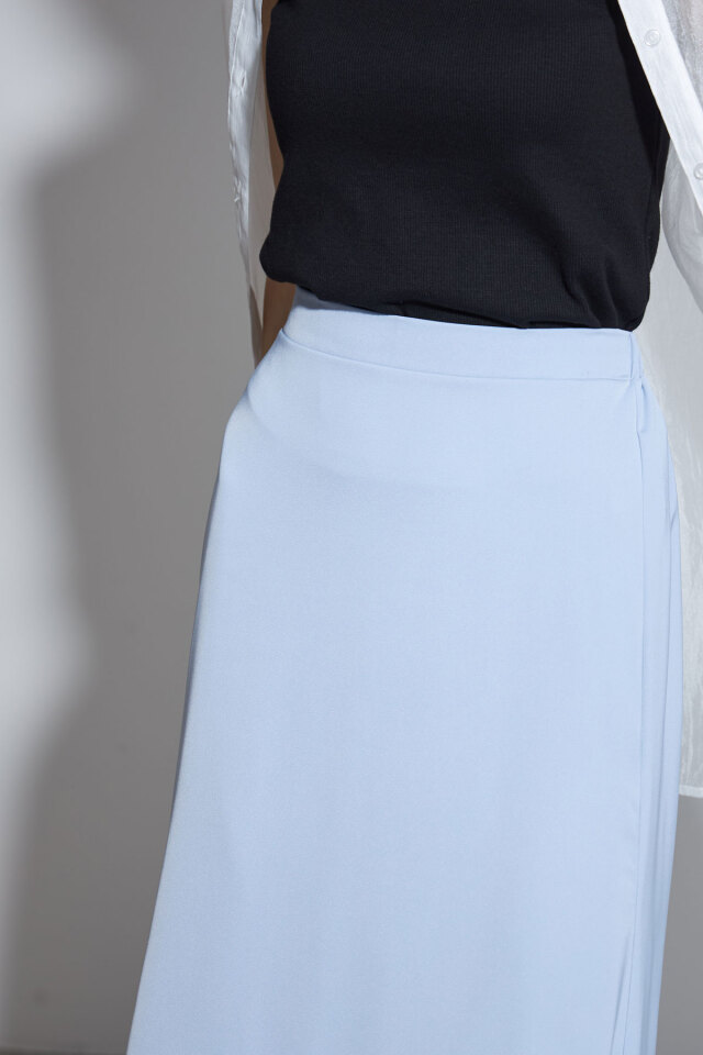 サテンナロースカート