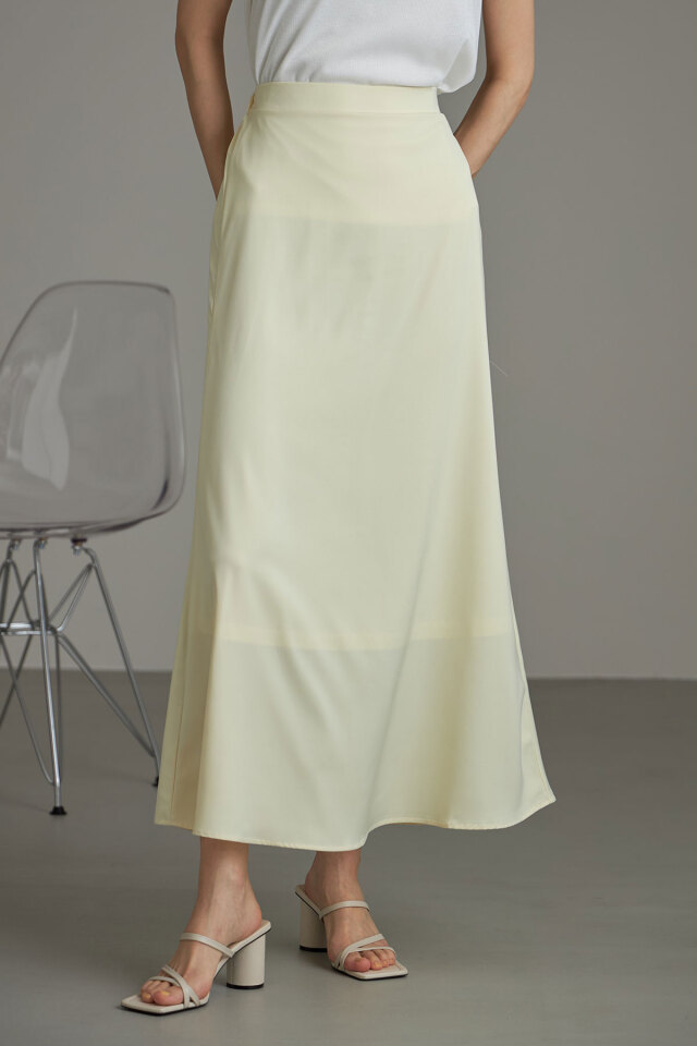 サテンナロースカート