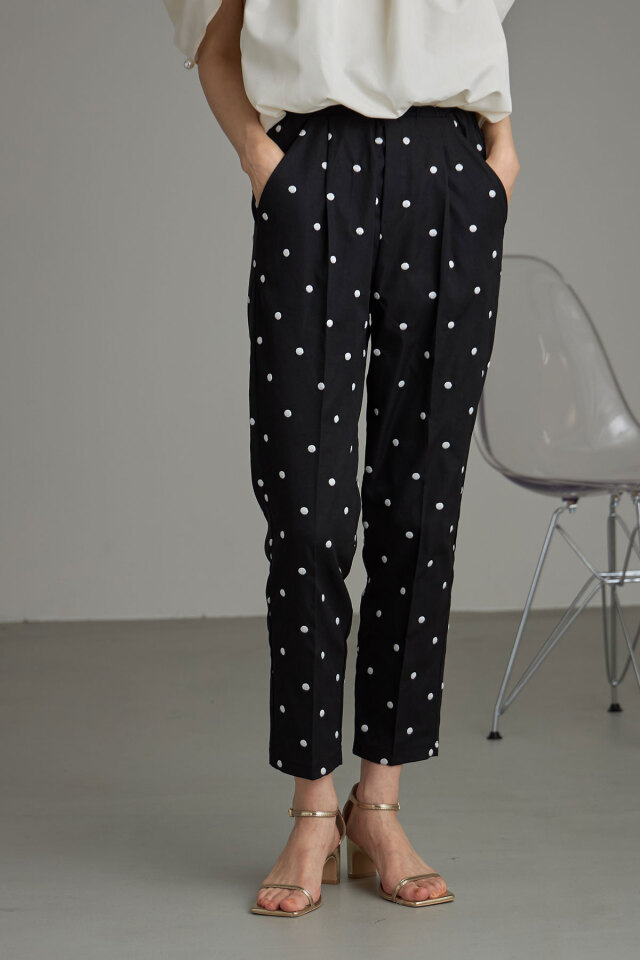 ドット刺繍テーパードパンツ