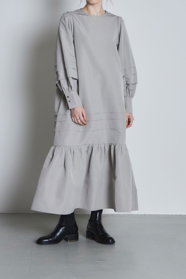 タックヘムフレアワンピース