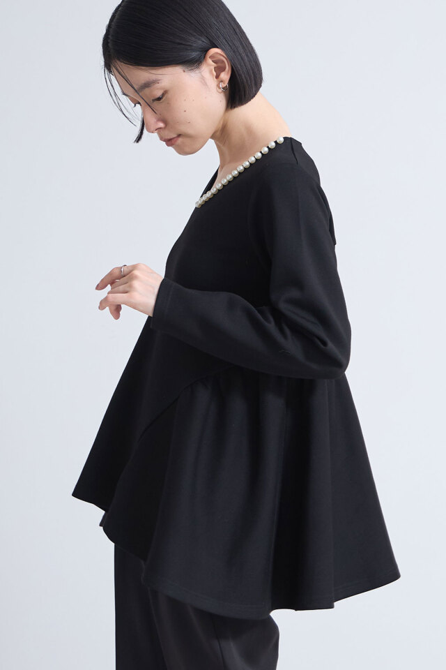 衿ぐりパールペプラムプルオーバー