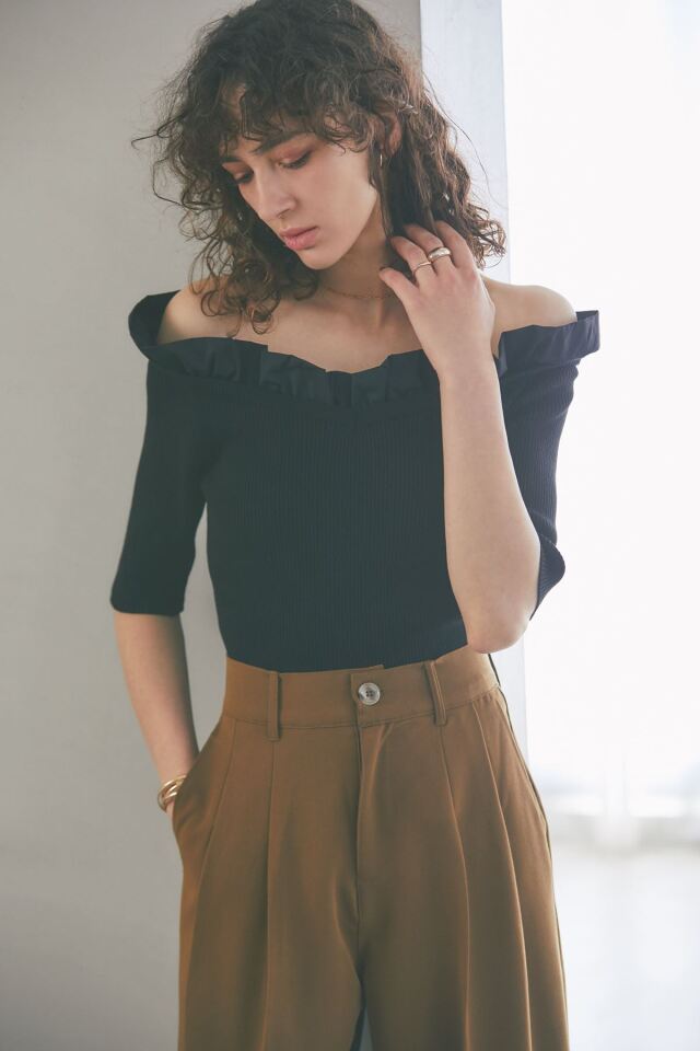 フリルオフショルリブニット