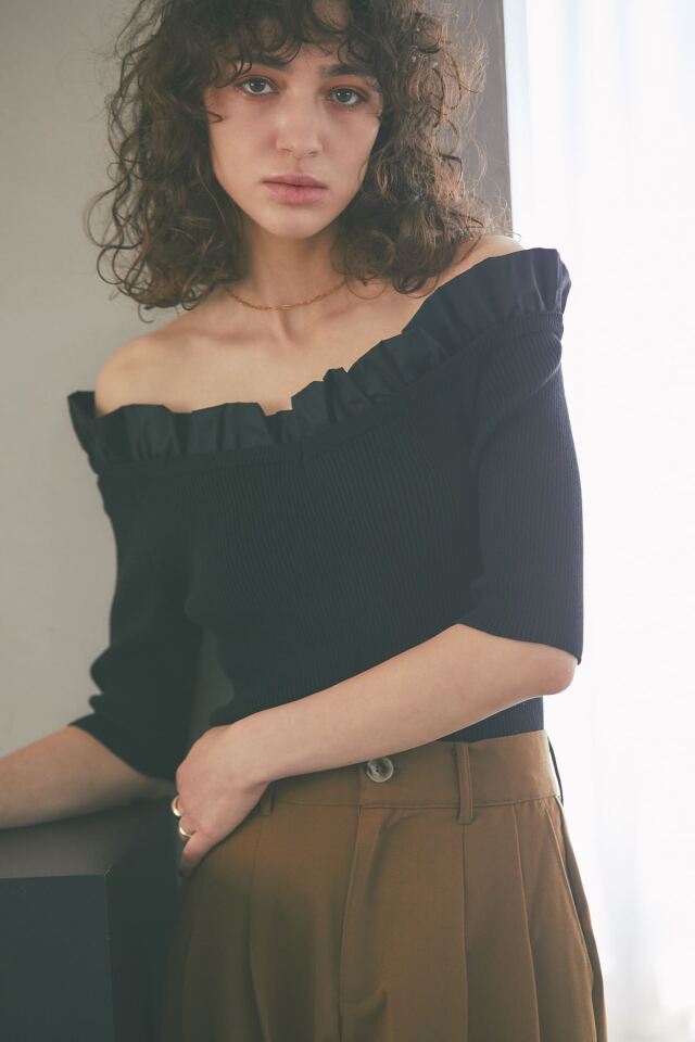 フリルオフショルリブニット