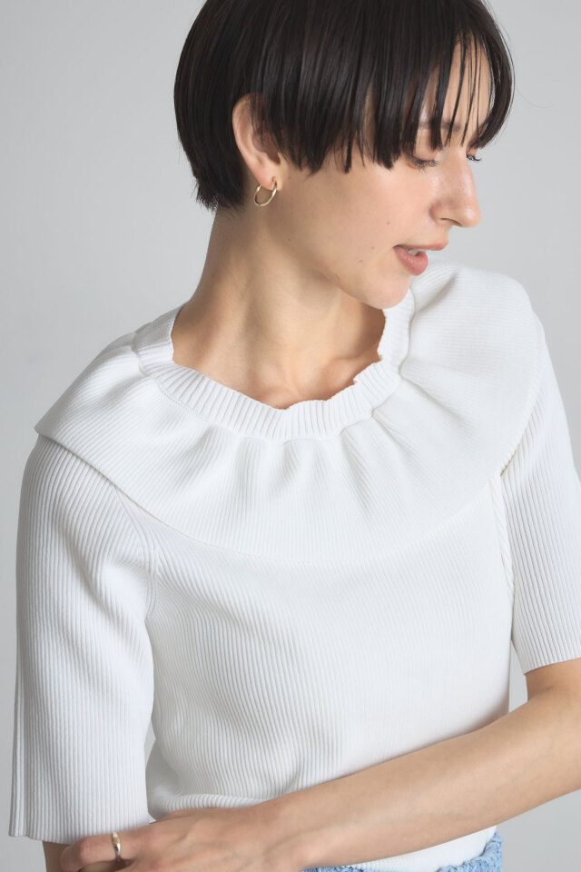 フリルネックニットプルオーバー