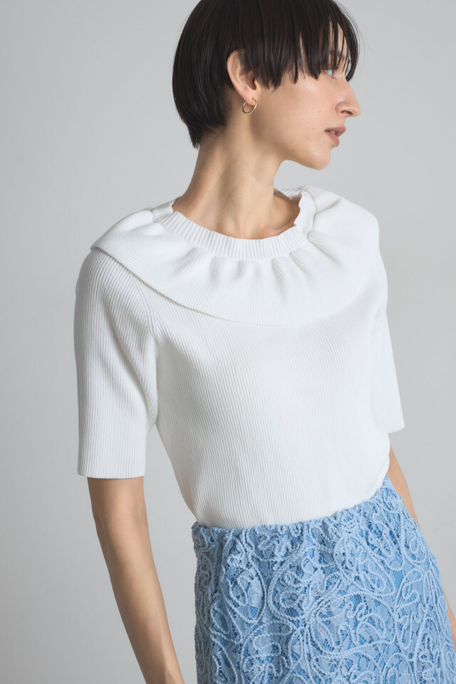 フリルネックニットプルオーバー