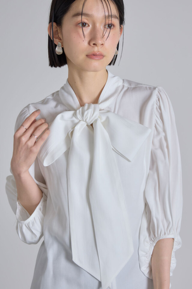 【美品】ベイジ　ボウタイ　リボン　白　ホワイト　ブラウス　ノースリーブ レディスファッション トップス ブラウス リボン ボウタイ フォーマル