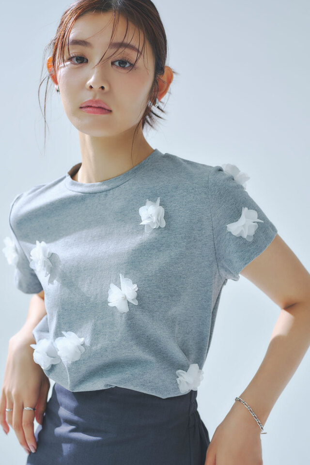 フラワーモチーフTシャツ 古畑星夏さん着用】フラワーモチーフTシャツ