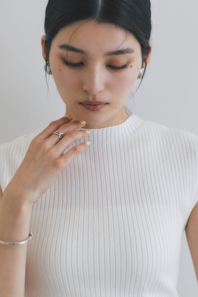 moka様 フレンチスリーブプチハイネックリブニット