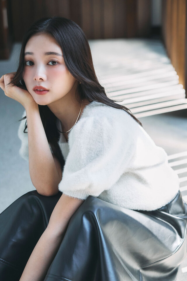 【稲垣莉生さん着用】ボリュームスリーブうさぎフェザーニット