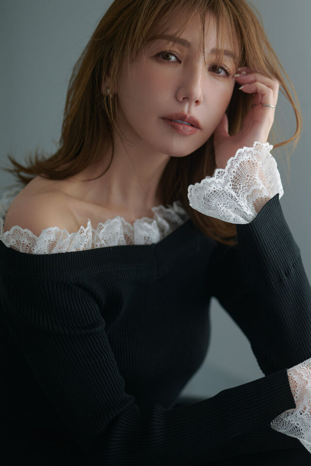 美香さんコラボ】レース付きオフショルニット