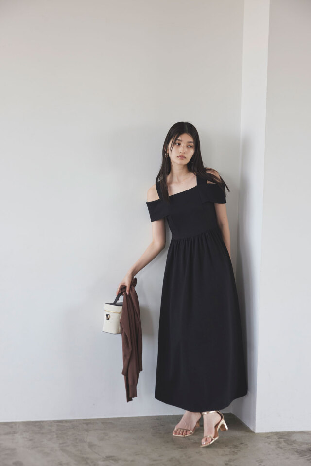 オープンショルダーカットワンピース