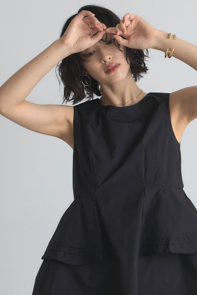 yumページです ノースリペプラムフリルブラウス