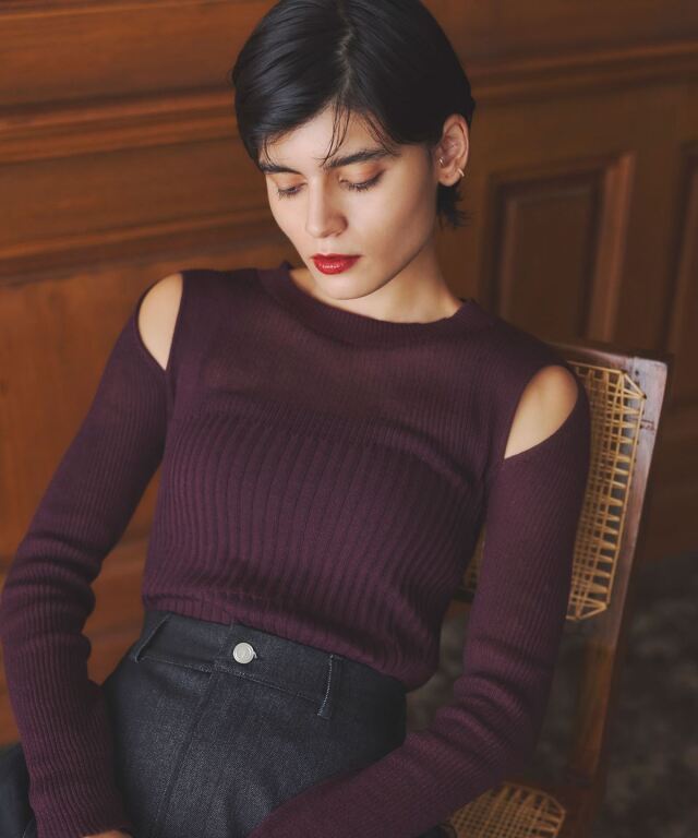 ショルダースリットシアーリブニット