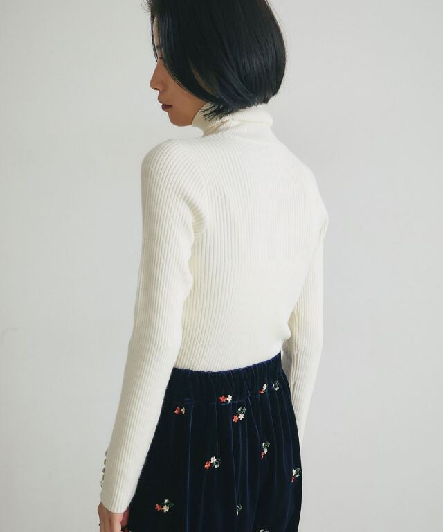 袖ボタンタートルリブニット