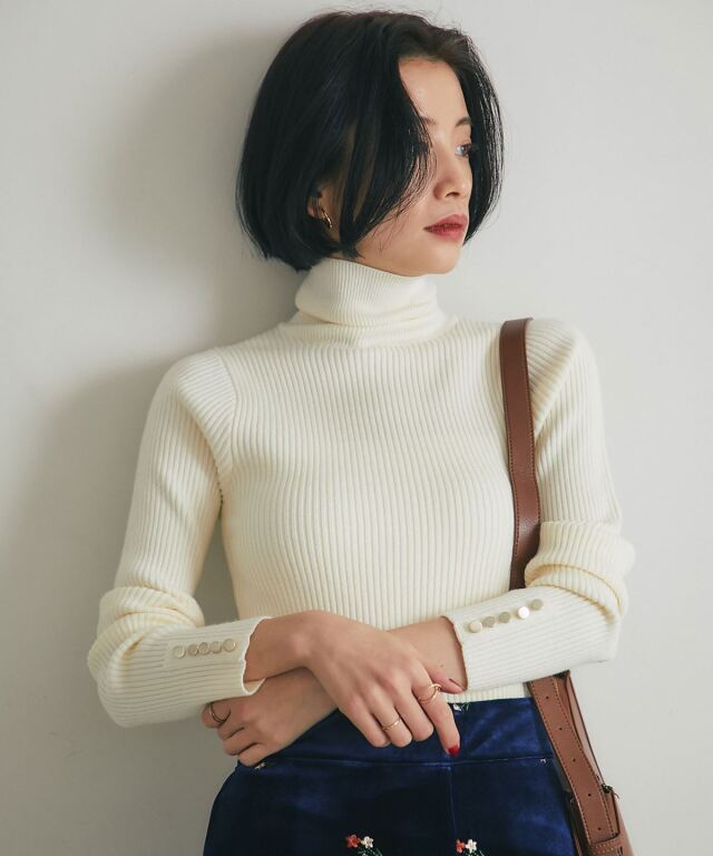 袖ボタンタートルリブニット
